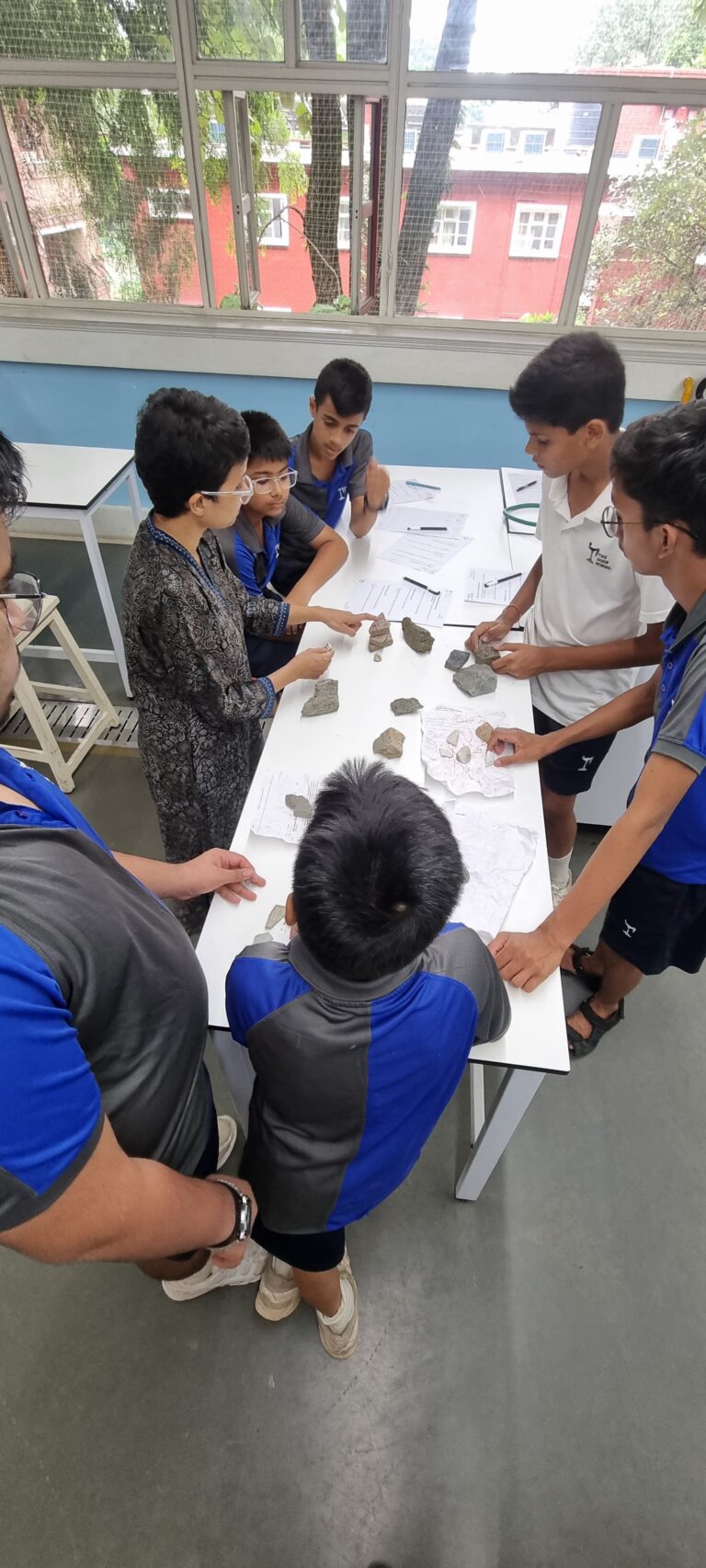 A hands-on rock classification activity at the Earthlab Science Club’s geology workshop